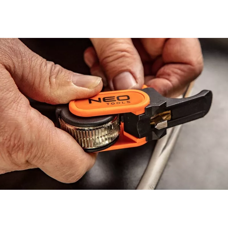 Descarnador de cabos automático NEO TOOLS 01-400 0,5-6 mm² com corta-fios