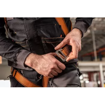 Conjunto de segurança NEO TOOLS com cabo de segurança – arnês PROTEKT P-01, corda kernmantel de 2m, mosquetão de aço, EN 361/354/363, CE 0082