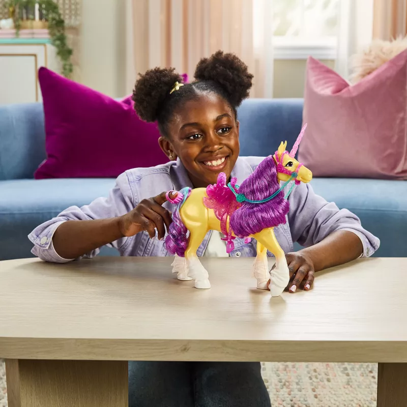 SPINMASTER Unicorn Academy - Unicórnio Leaf (28 cm, com crina e cauda verdadeiras, rédeas, sela e escova removíveis)