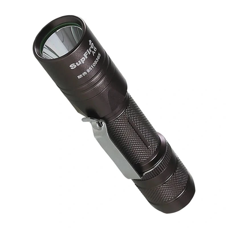 SUPERFIRE Lanterna A6 - 1200 lúmenes LED P50, alcance 280m, recarregável por USB, com zoom, IP44